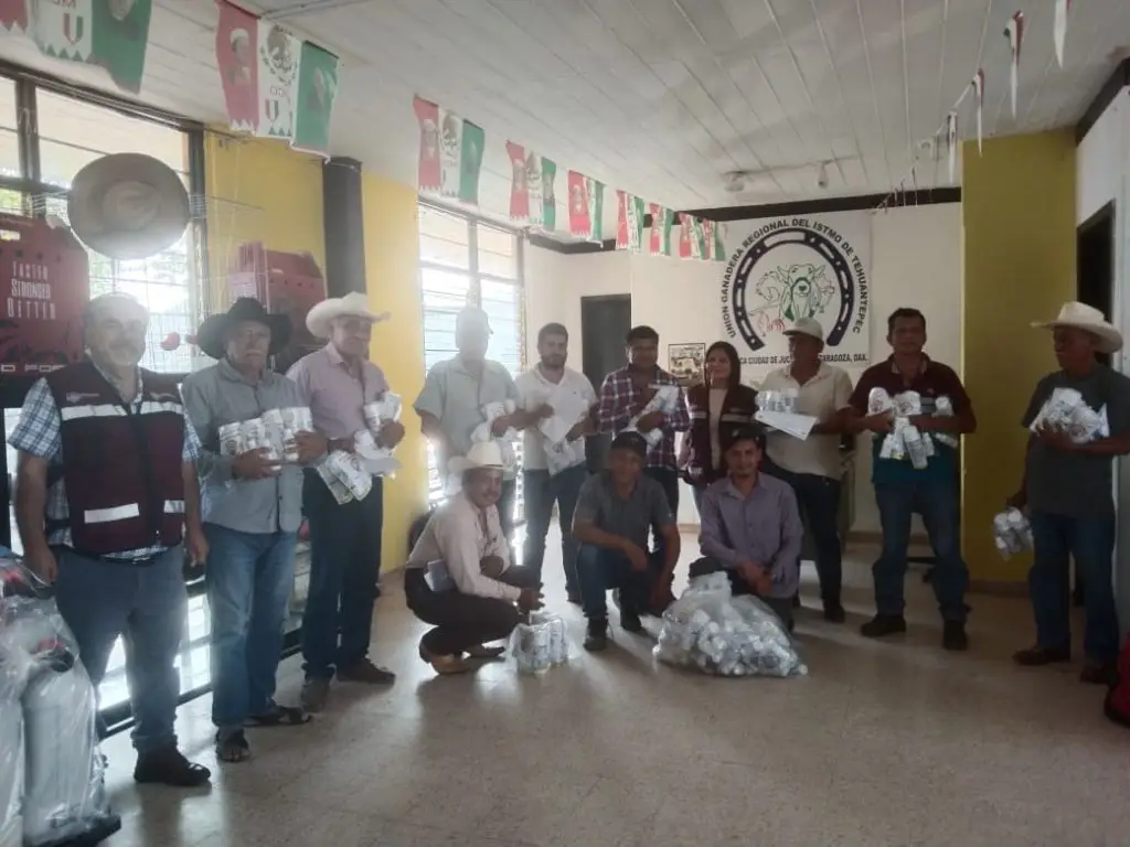 Grupo de productores quienes recibieron conocimientos y herramientas para enfrentar plaga que amenaza la salud del ganado y la economía pecuaria.