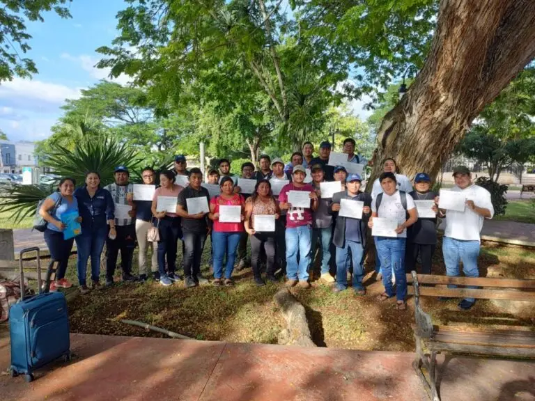 Grupo de personas recibiendo un reconocimiento por su colaboración en el curso de capacitación para fortalecer el conocimiento en buenas prácticas de bienestar animal y cuidado ambiental