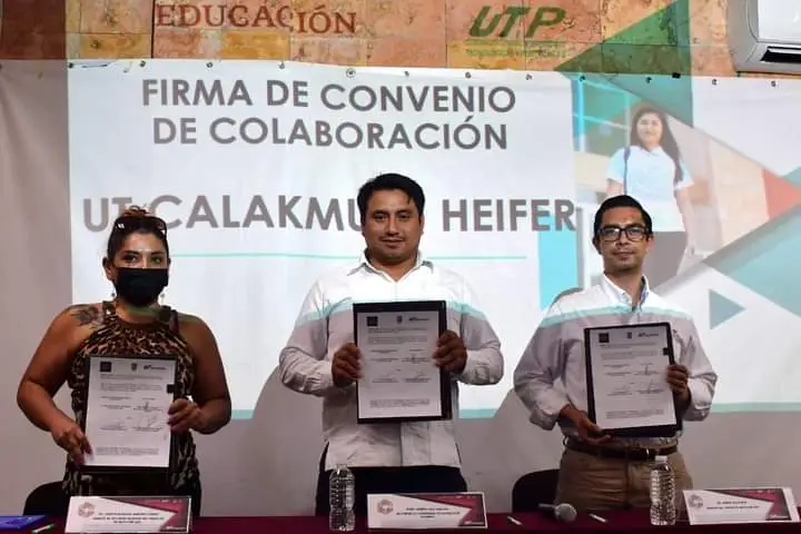 Hombres y mujer sosteniendo la firma de convenio de colaboración Utcalakmul y Heifer México