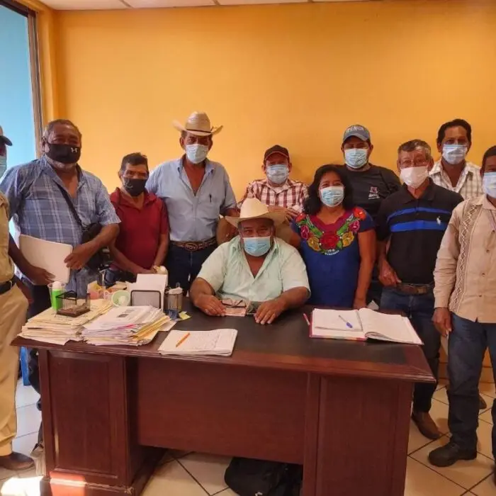 Grupo de hombres y mujeres beneficiados por crédito para el sustento ganadero y su economía