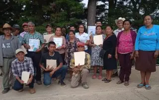 Hombres y mujeres caficultoras finalizando una capacitación en calibración y limpieza en el Estado de Chiapas