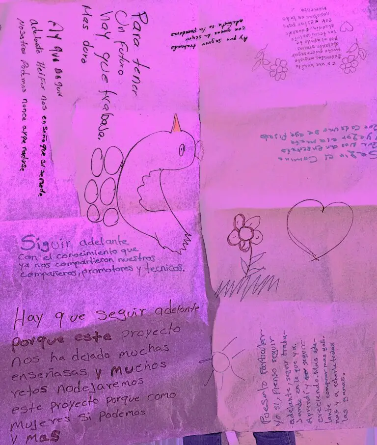 mensajes y pensamientos motivacionales plasmados en una hoja de papel