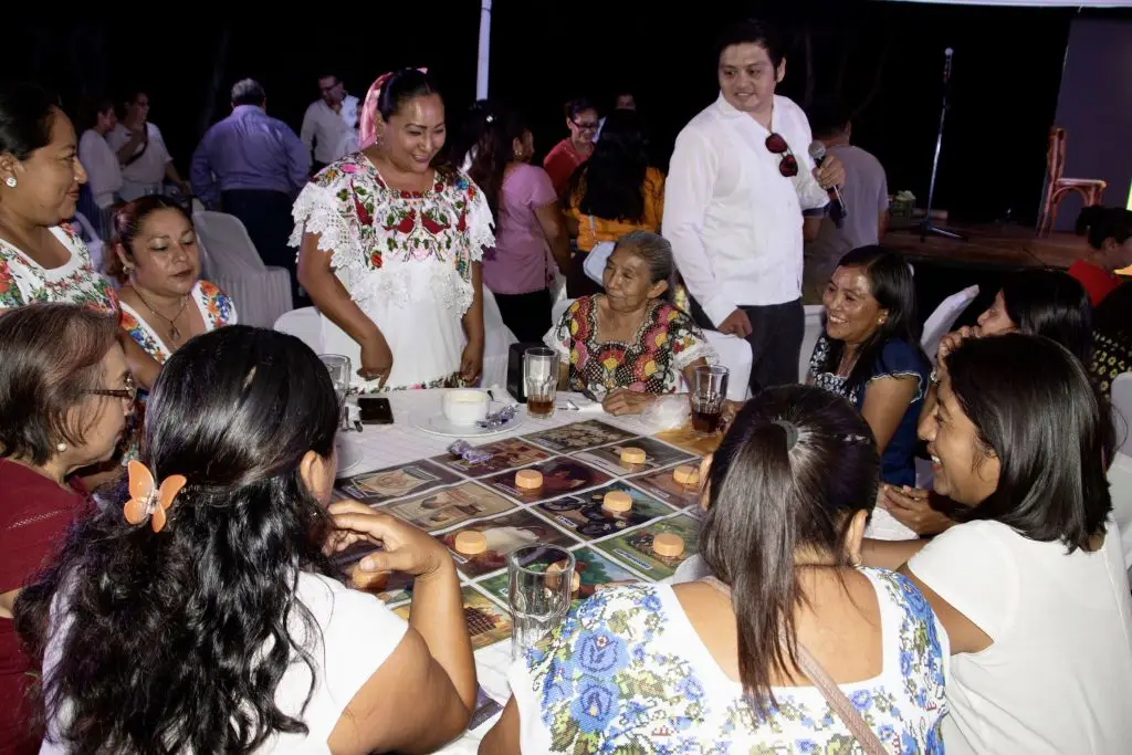 Mujeres emprendedoras conviviendo y jugando lotería