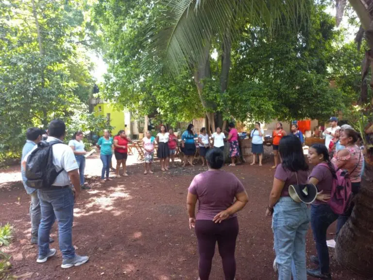 Reunión en zona rural de mujeres emprendedoras
