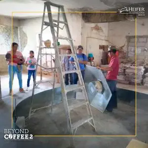 Familia mirando el progreso de apoyo en el proyecto de granjas avícolas