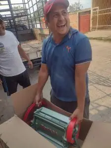 hombre feliz recibiendo maquina despulpadora de granos de café