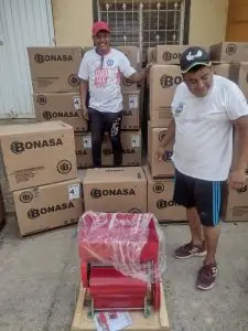 Hombres beneficiados por Bonasa con despulpadora de granos cafeteros