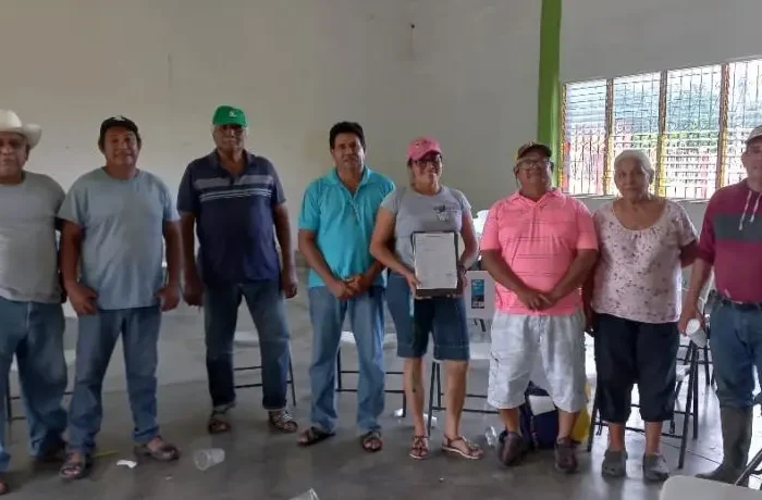 Grupo de productores durante una reunión sobre proyectos financieros