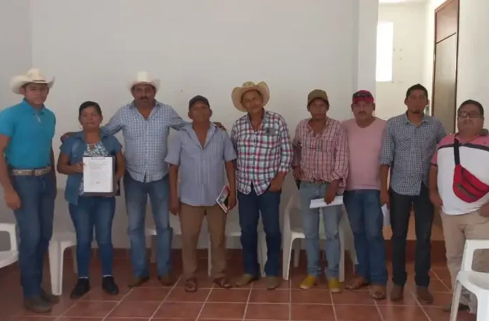 Grupo de productores ganaderos recibiendo apoyo financiero