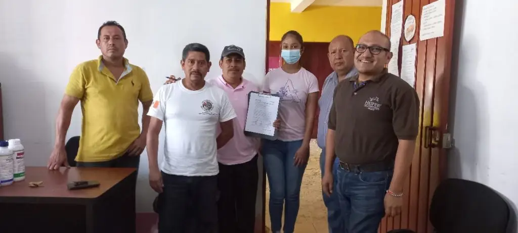Hombres y joven beneficiados con el programa Fortaleciendo-Herramientas-Financieras-de-Asociaciones-Ganaderas-en-México