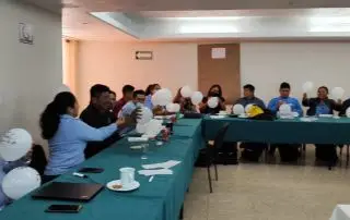 Reunión de hombres y mujeres en sala de juntas
