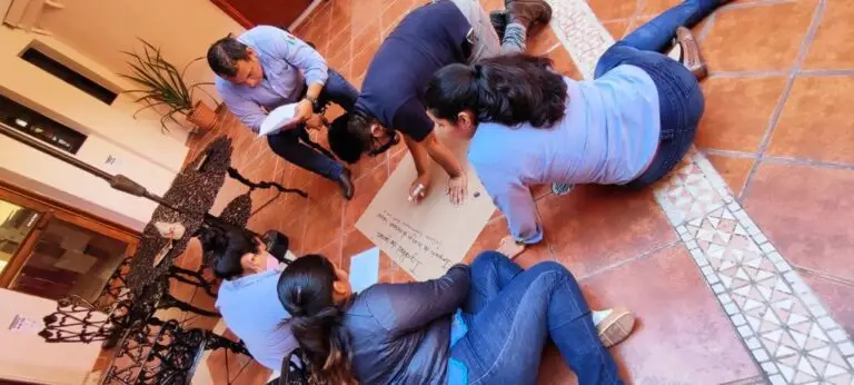 Equipo de trabajo durante el taller Fortaleciendo el Capital Social y el empoderamiento de la mujer en México