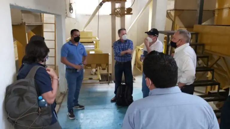 Personas de Heifer en una platica con productores cafetaleros