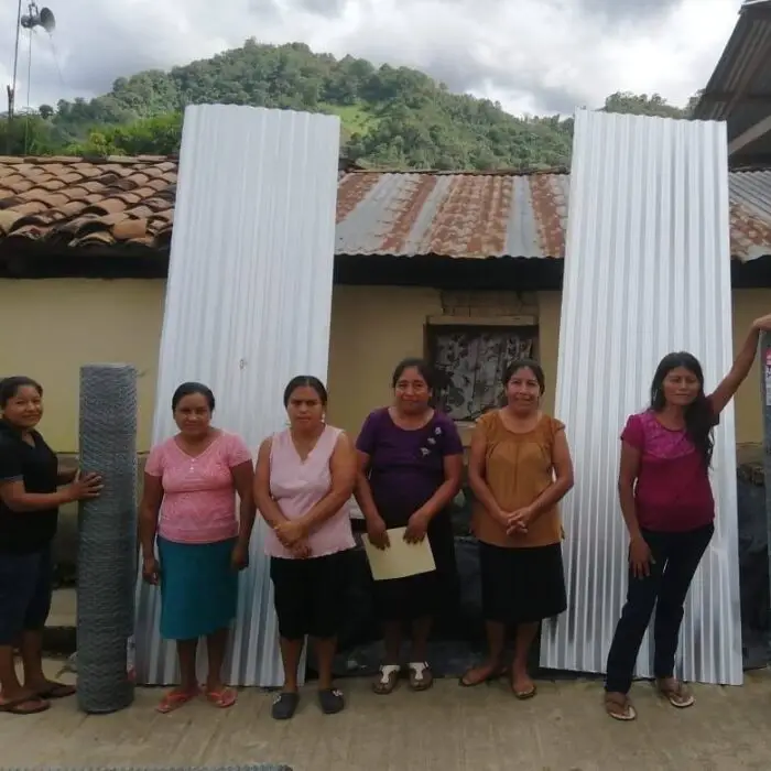 Mujeres beneficiadas por Heifer con material de construcción para aumentar su producción