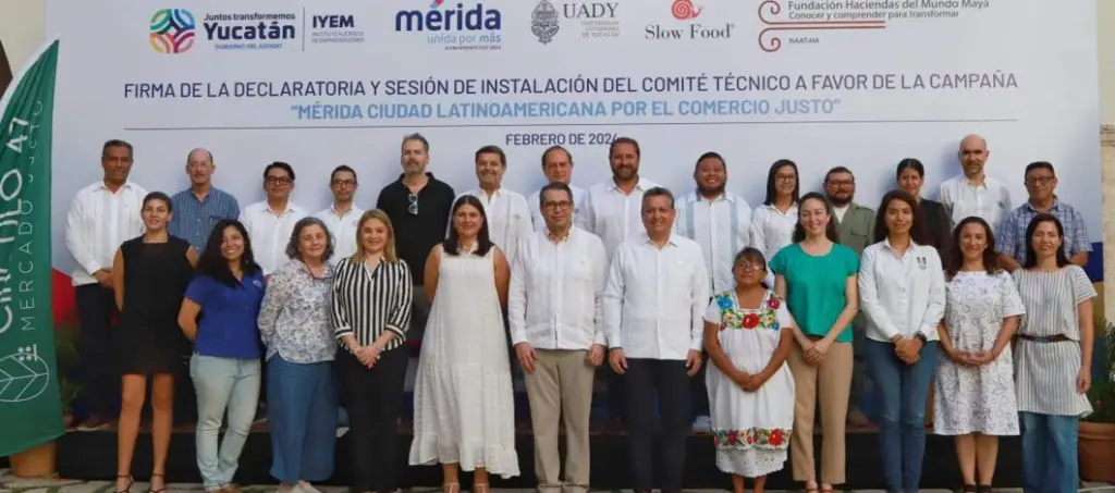 Personas posando en el evento de la Firma -la-declaratoria Mérida Ciudad Latinoamericana por el Comercio Justo