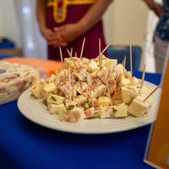Muestra de quesos artesanales elaborados por productores locales durante un evento de intercambio y promoción de cadenas de valor apoyadas por Heifer México.