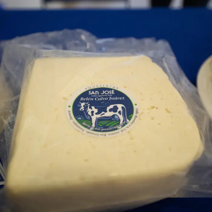 Queso artesanal elaborado por productores locales, exhibido como parte de una muestra de productos derivados de la ganadería impulsada por Heifer México.