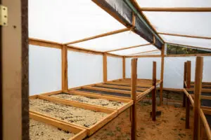 Secador solar construido para el secado de café pergamino en camas elevadas, diseñado para mejorar la calidad y uniformidad del proceso.