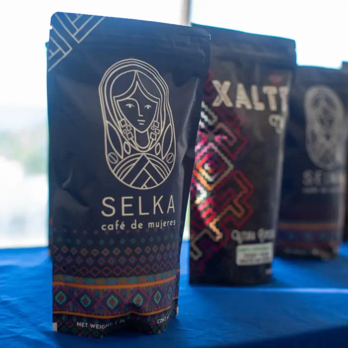 Bolsa de Selka Café de Mujeres, café producido por mujeres de Chiapas con diseño inspirado en elementos culturales y textiles de la región.