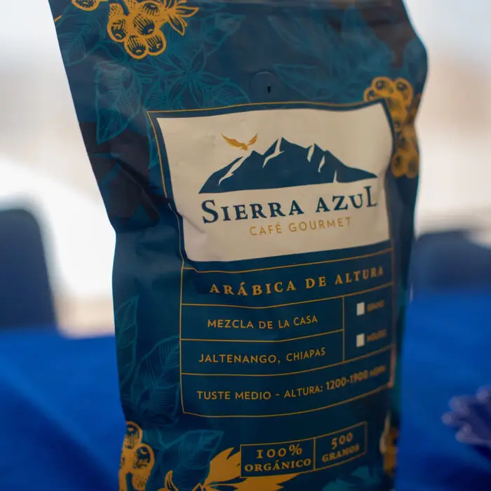 Bolsa de Sierra Azul Café Gourmet, café arábica orgánico de altura producido en Jaltenango, Chiapas, con empaque en tonos azul y dorado.