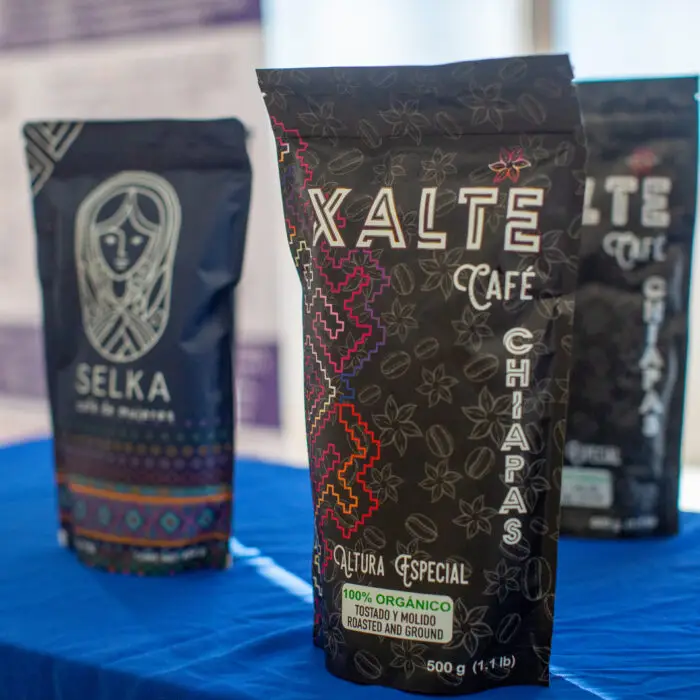 Bolsa de Xalte Café Chiapas, café orgánico tostado y molido de especialidad, exhibida junto a otras marcas impulsadas por productores locales.