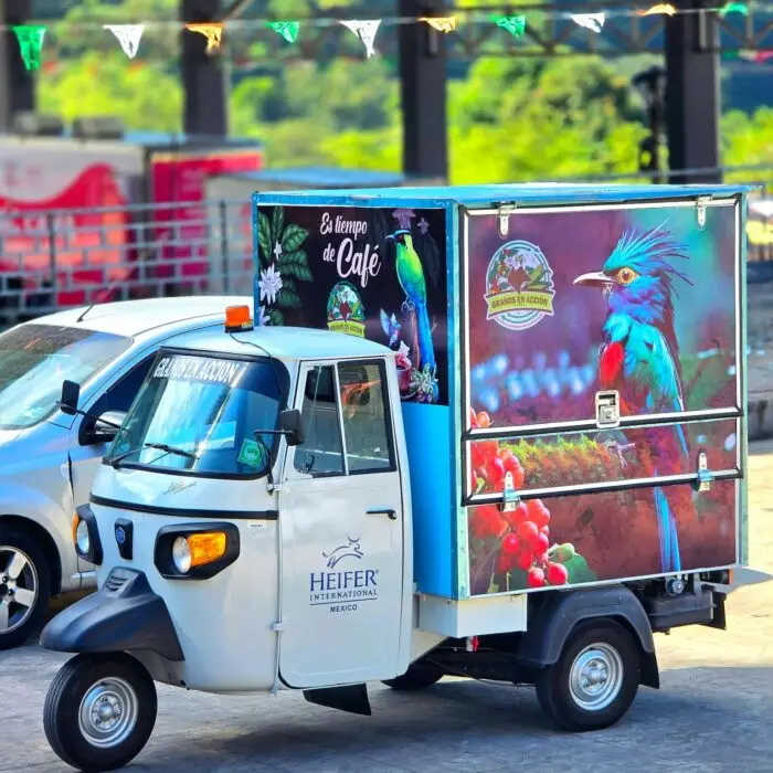 Motocafetería de Heifer México adaptada para promover y comercializar café de especialidad de productores locales en espacios públicos y eventos.