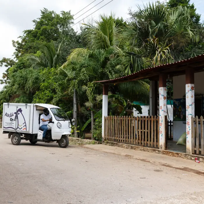 Vehículo de Kikibá listo para distribuir huevos producidos por mujeres emprendedoras en comunidades mayas.