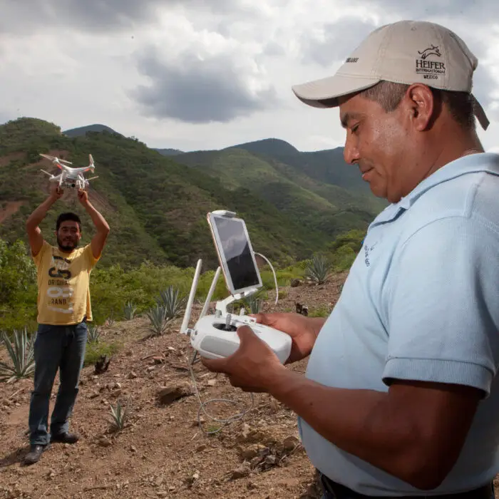 Productores utilizan un dron para monitorear parcelas de agave y fortalecer la gestión del paisaje mediante herramientas tecnológicas.